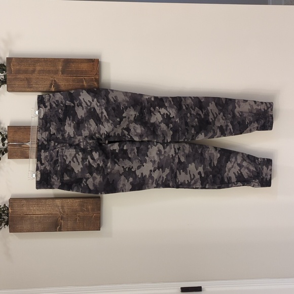 SPANX Twill Cargo Joggers in Stone Wash Camo, Size Large - Picture 5 of 7